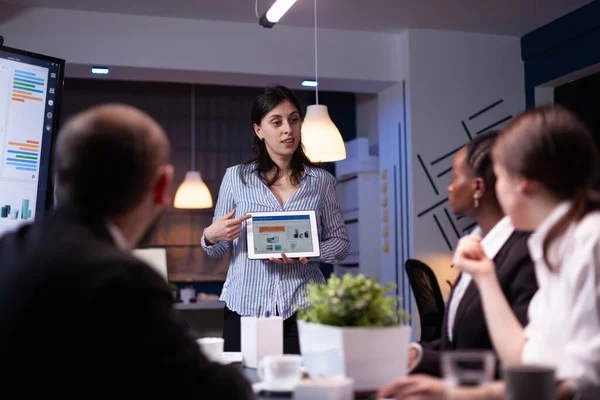 Administrador de la celebración de la tableta PC en la sala de reuniones tarde en la noche — Foto de Stock