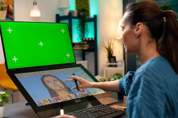 Digitální editor používající zelenou obrazovku a retuše software — Stock fotografie