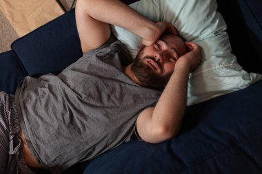 Savunmasız, korkmuş, depresyonda, travmatize olmuş yetişkin bir adam.