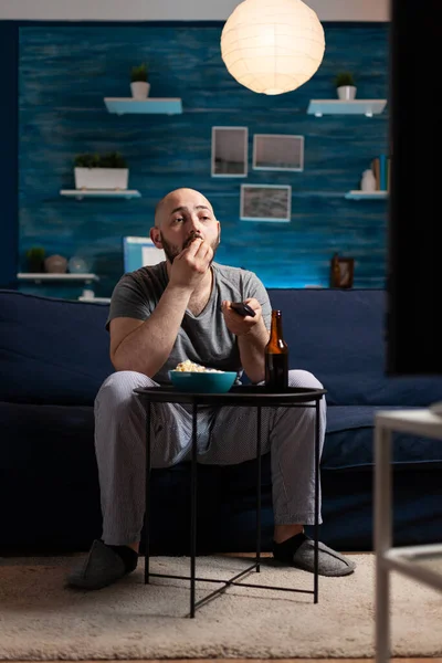 Mann genießt entspannte Zeit vor TV-Comedyserien zu Hause — Stockfoto