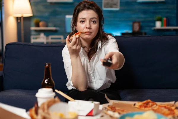 Kafkas kadın portresi kanepeye oturmuş pizza yerken eve servis edilen yemeğin tadını çıkarıyordu. — Stok fotoğraf