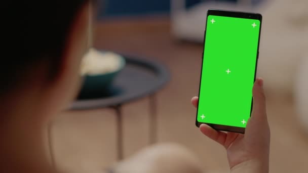 Primer plano en el teléfono móvil con pantalla verde vertical — Vídeos de Stock