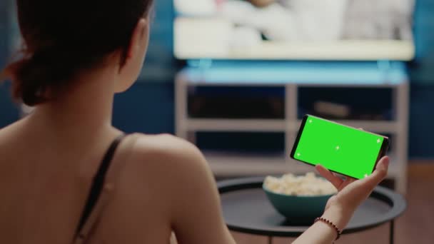 水平な緑の画面で現代的な携帯電話を保持する者 — ストック動画