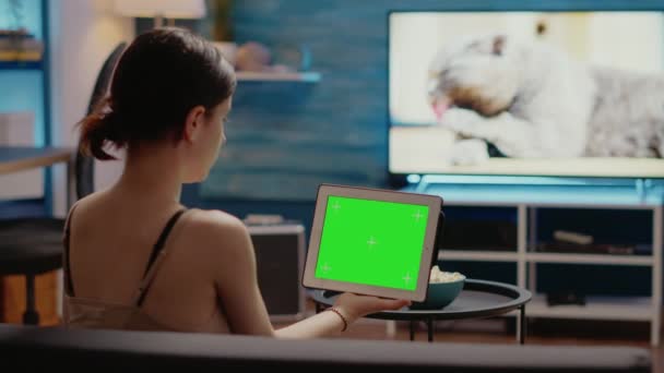 Молода людина дивиться на планшет з горизонтальним зеленим екраном — стокове відео