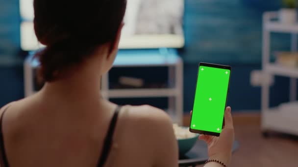 Giovane con schermo verde verticale sullo smartphone — Video Stock