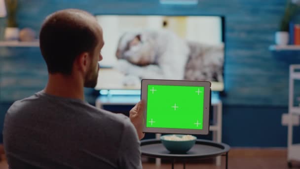 Personne utilisant la tablette moderne horizontalement pour l'écran vert — Video
