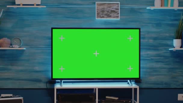 Nobody in flat with green screen tv display — Stock Video