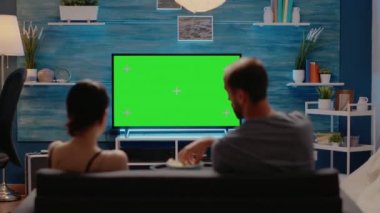 Beyazlar yeşil ekran için televizyonu kullanıyorlar