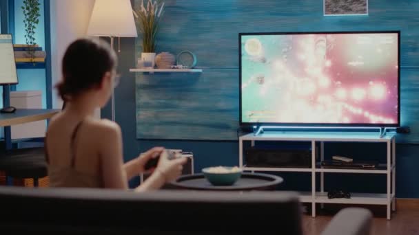 Blanke vrouw verliezen tijdens het spelen van video games met moderne controller — Stockvideo