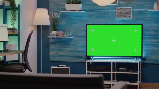 Green screen on monitor in empty living room — Stock Video