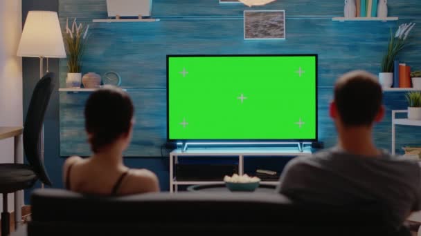 Beyaz adam ve kadın yeşil ekrana bakıyor. — Stok video