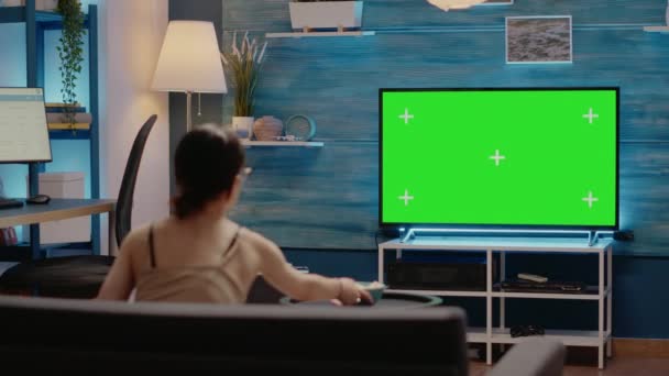 Mujer caucásica mirando televisión de pantalla verde — Vídeos de Stock