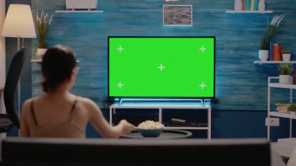 Adulto joven viendo la pantalla verde en la televisión en casa — Vídeo de stock