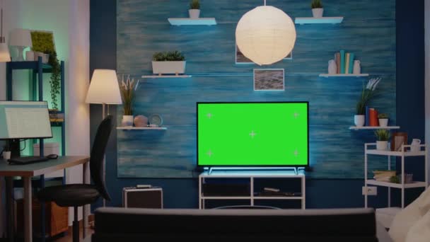 Зеленый экран на телевидении в пустой комнате — стоковое видео