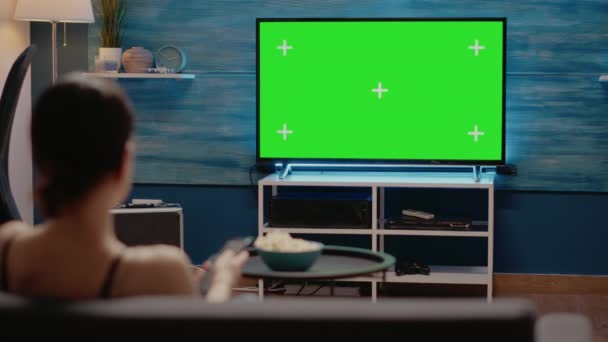 Femme caucasienne regardant la télévision avec écran vert — Video