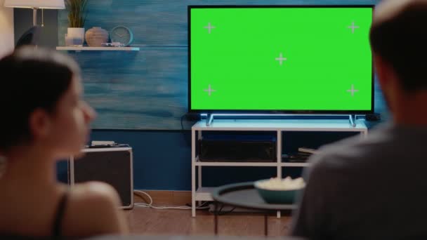 Adultos jóvenes mirando la pantalla verde de la tecnología moderna — Vídeo de stock