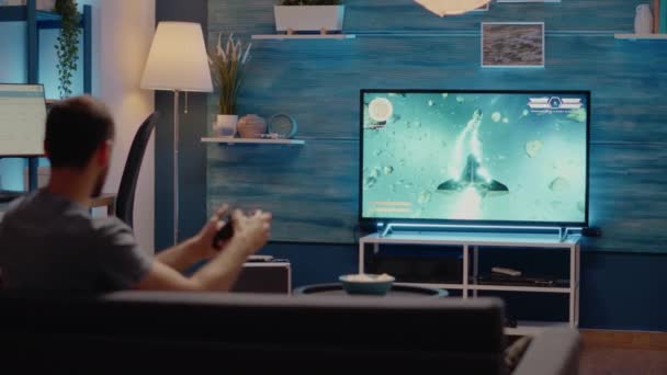 Blanke man speelt videospelletjes op tv console — Stockvideo