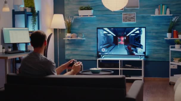 Homem caucasiano jogando jogos de ação no console de tv — Vídeo de Stock