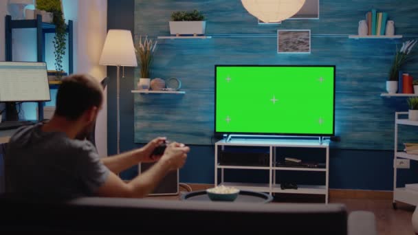 Man met joystick op groen scherm achtergrond display — Stockvideo