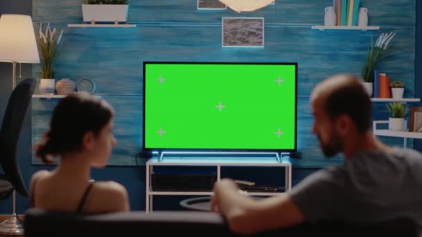 Jóvenes viendo televisión con pantalla verde — Vídeo de stock