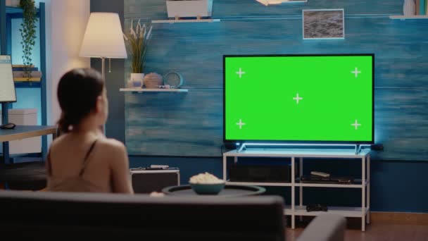 Pantalla verde en la pantalla de televisión moderna en casa — Vídeo de stock