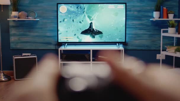 Primer plano de la pantalla de televisión con videojuegos de acción — Vídeo de stock