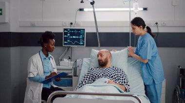 Afro-Amerikalı doktor panoya tıbbi uzmanlık yazıyor.