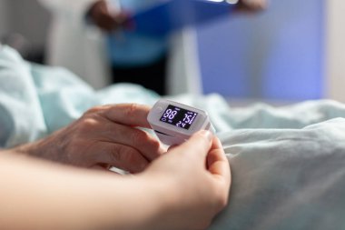 Hasta kıdemli hastaya oksimetre takın.