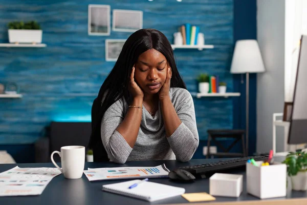 Fáradt boldogtalan frusztráció afrikai diák fejfájás ül íróasztal — Stock Fotó