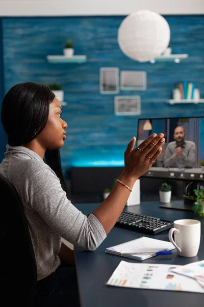 Estudante afro-americano acenando com colegas de escola remota durante reunião de videocall online — Fotografia de Stock