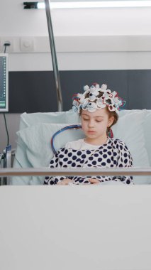 Çocuk doktoru kadın doktor beyin tomografisi uzmanlığını incelerken hastalık evrimini izliyor.