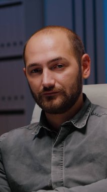 Finansal strateji yazan bitkin işkolik adam yöneticisinin portresi
