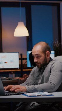 Girişimci şirkette çalışan dizüstü bilgisayarda çok çalışan işadamı daktilo yönetimi stratejisi