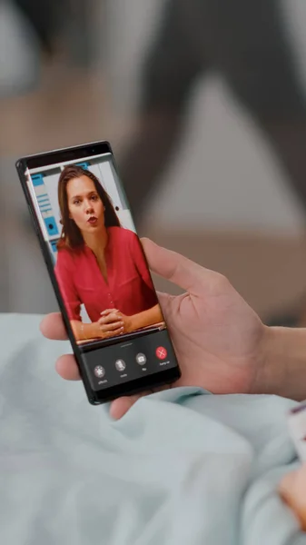 Paciente doente descansando na cama com a mãe cumprimentando amigo remoto durante videocall conferência on-line — Fotografia de Stock