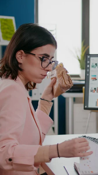 Unternehmerin mit Essenslieferung beim Mittagstisch zum Mitnehmen — Stockfoto