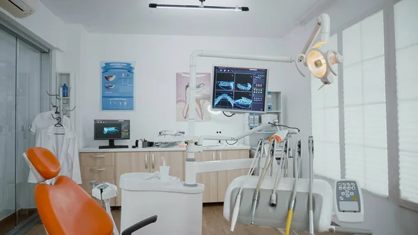 Интерьер пустой стоматологической ортодонтической кабинета оборудован рентгеном на мониторах — стоковое фото