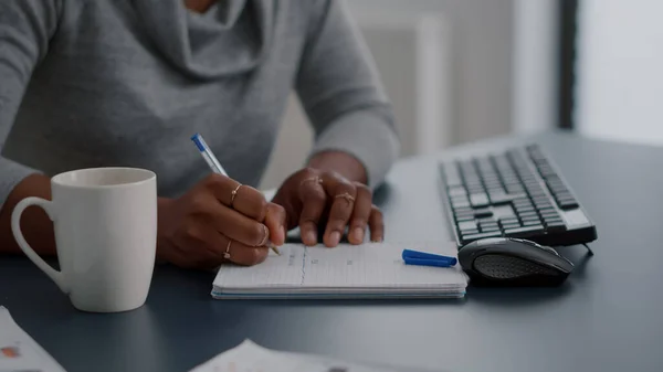 Afrikaans amerikaanse student schrijven middelbare school huiswerk op notebook werken op afstand — Stockfoto