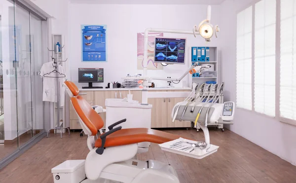 Stomatologia vuota stanza dell'ufficio dell'ospedale ortodontista con nessuno dentro — Foto Stock
