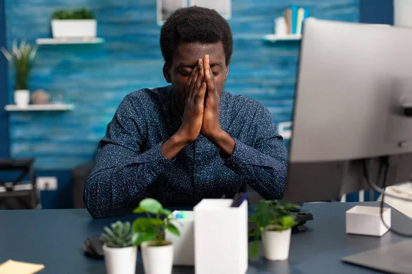 Beteg afro-amerikai fickó, aki a határidő miatt stresszel — Stock Fotó