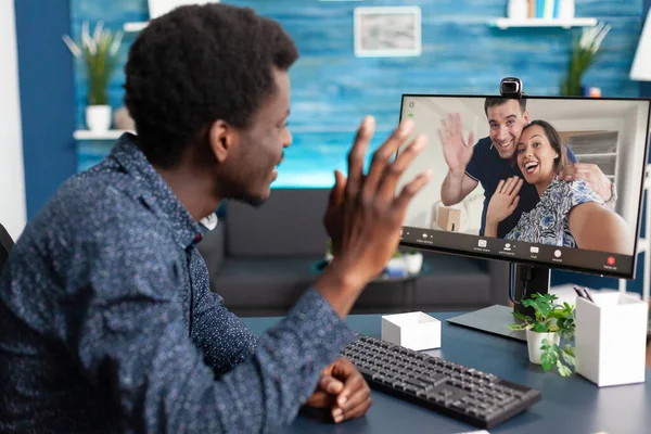 Africano americano cara em vídeo online chamada bate-papo falando com os amigos — Fotografia de Stock