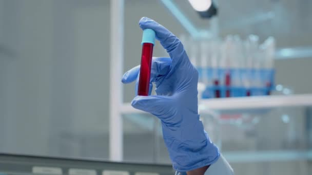 Κοντινό πλάνο γυάλινου δοχείου γεμισμένου με διάλυμα DNA — Αρχείο Βίντεο
