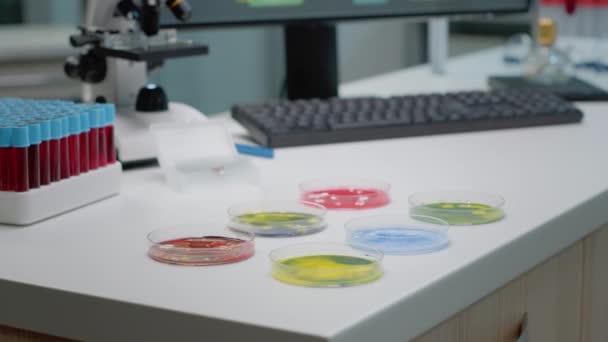 Płytka Petriego mikrobiologii z substancją organiczną w laboratorium — Wideo stockowe