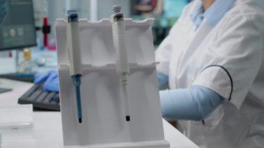 Laboratuvar masasındaki bilimsel mikro pipeti kapat
