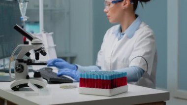 Laboratuvarda bilgisayar kullanan mikrobiyoloji uzmanı