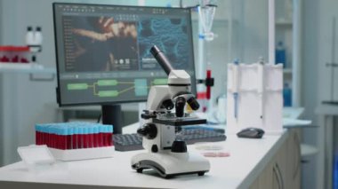Araştırma araçlarıyla laboratuvar masasında bilimsel mikroskop