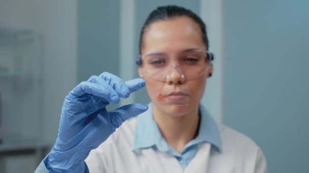 Портрет врача в лаборатории, анализирующего образец крови — стоковое видео