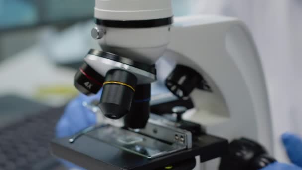 Gros plan de la lentille optique du microscope en laboratoire scientifique