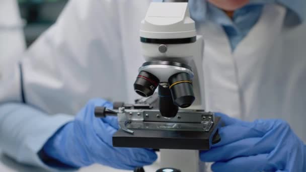 Närbild av vetenskapligt mikroskop i laboratorium — Stockvideo