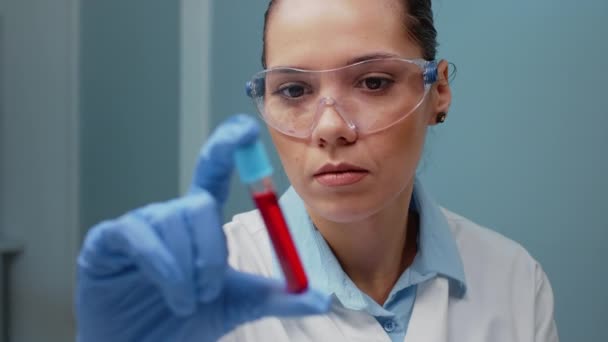 Εργαστηριακός επιστήμονας που κρατά κενό δοχείο με δείγμα αίματος — Αρχείο Βίντεο