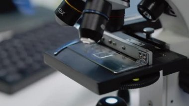 Optik analiz için mikroskobik örnek tepsisini kapat